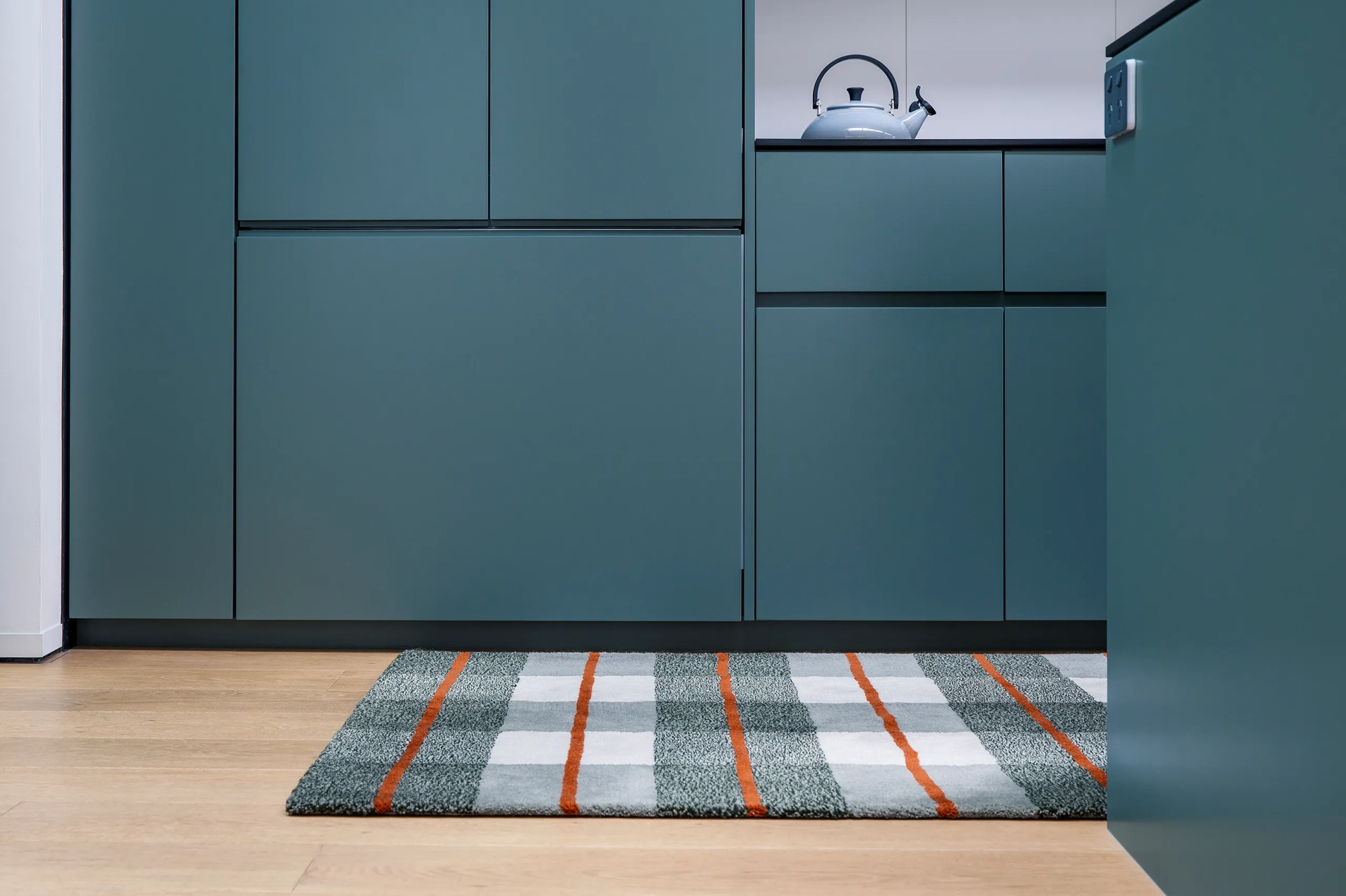 <img alt="" src="/images/c/r/o/n/z/cronz-custom-rugs-lumo-01-35532219.webp?description" width="1280" height="853" style="--aspect-ratio: 2560/1707;" />