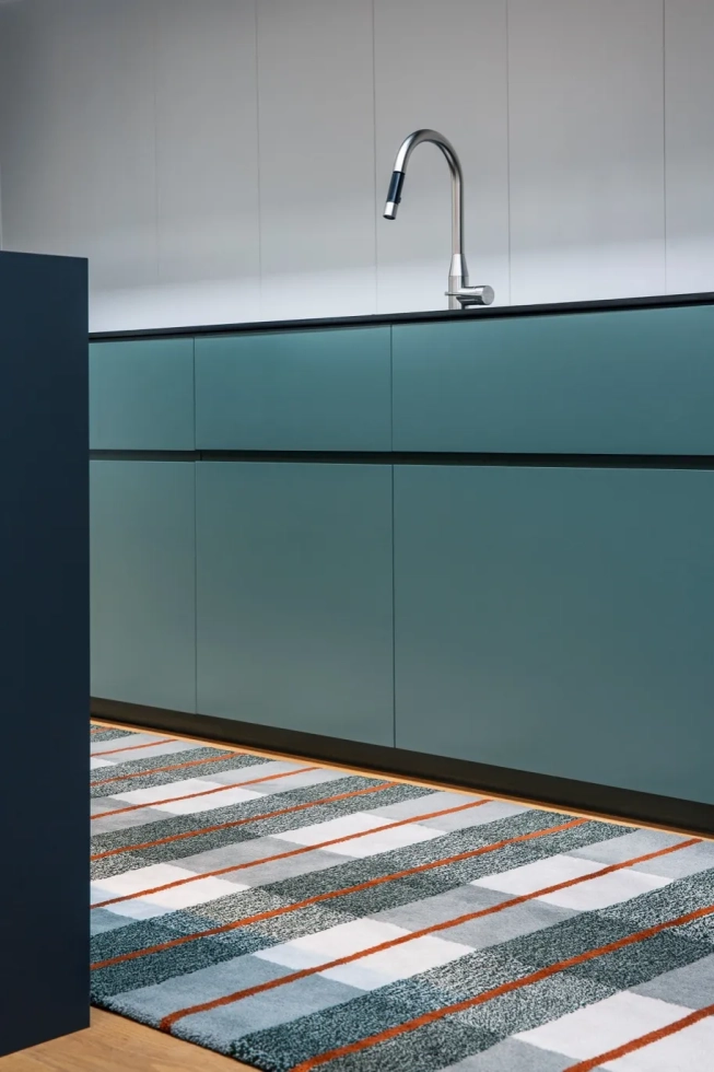 <img alt="" src="/images/c/r/o/n/z/cronz-custom-rugs-lumo-02-c0e0de14.webp?description" width="456" height="685" style="--aspect-ratio: 913/1370;" />