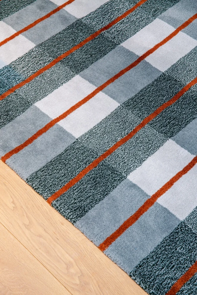 <img alt="" src="/images/c/r/o/n/z/cronz-custom-rugs-lumo-03-d5e374f8.webp?description" width="456" height="685" style="--aspect-ratio: 913/1370;" />