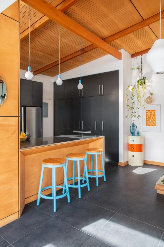 <img alt="" src="/images/i/n/t/e/r/interior-kitchen-retro-lumo-45f683ea.webp?description" width="456" height="685" style="--aspect-ratio: 913/1370;" />