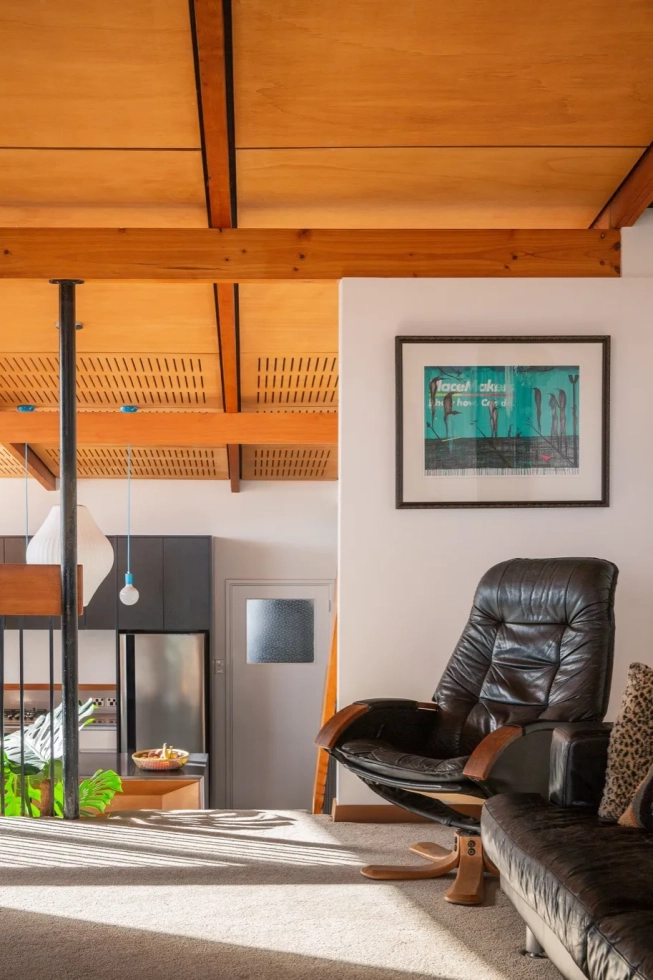 <img alt="" src="/images/i/n/t/e/r/interior-mr-mod-1960s-lumo-b85e53db.webp?description" width="456" height="685" style="--aspect-ratio: 913/1370;" />