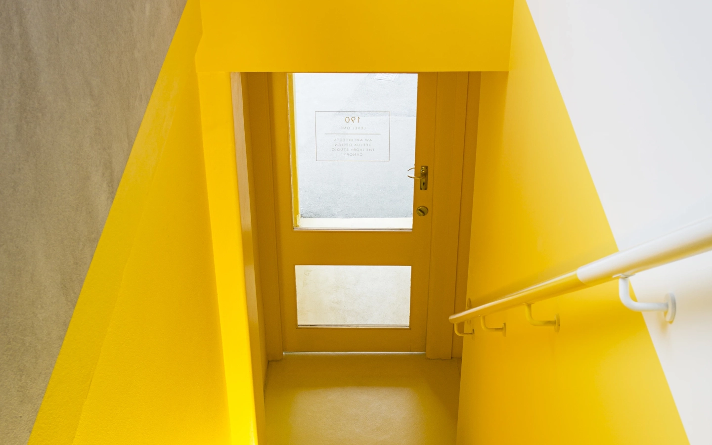 <img alt="" src="/images/l/u/m/o/-/lumo-deflux-aw-arch-yellow-entrance-964f8adf.webp?description" width="1444" height="812" style="--aspect-ratio: 2888/1625;" /> fetchpriority=